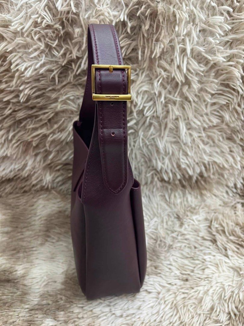 Preloved YSL LE 5 À 7 Supple Tote Bag (Category: Luxury Bags & Wallets) located in Manila. Submitted by bagsandmanymanymore1 (Listing ID 1415835607, Image 3). Description: - Preloved Ysl Supple Tote -Lightweight and fully lined in tonal suede -Size 22cm -Bronze-toned hardware -Made in Italy -Serial number -actual picture posted Please read before you order 👉🏻❗️Payment first before shipping ❗️Cut off time of payment 11am sameday delivery ❗️NO ME