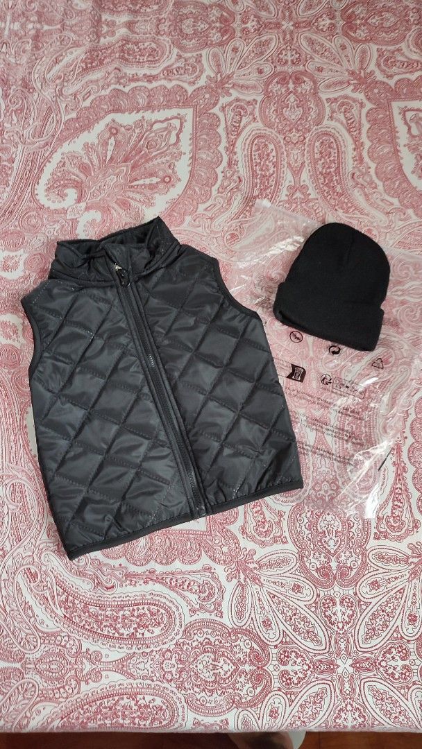 Puffer Vest Kids (Category: Babies & Kids Fashion) located in Quezon City. Submitted by rapstoreph (Listing ID 1462308785, Image 1). Description: - Black quilted puffer vest - Soft, fuzzy lining for extra warmth - Includes matching black beanie - Zipper closure - Size 100 marked inside - Perfect for staying cozy.