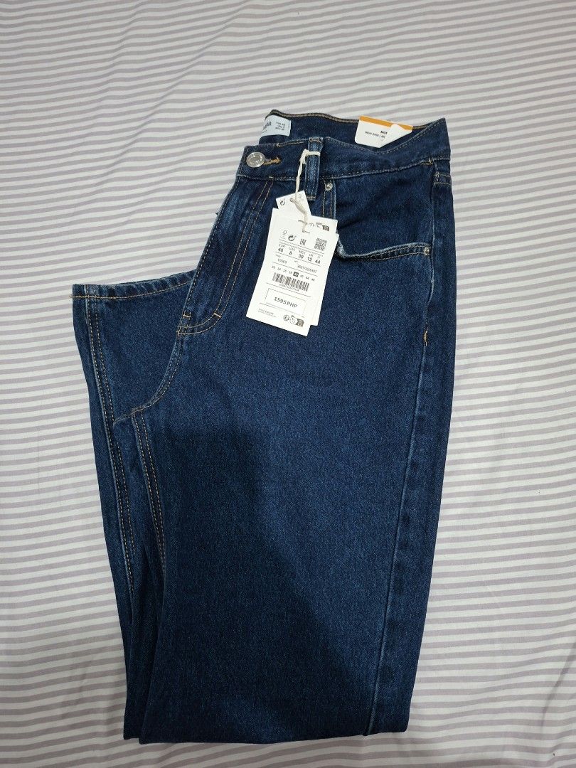 Pull & Bear Mom Jeans (Category: Jeans) located in Mandaluyong City. Submitted by eldyes01 (Listing ID 1462375550, Image 1). Description: Bnew w tag Size 30 rfs: wrong size.