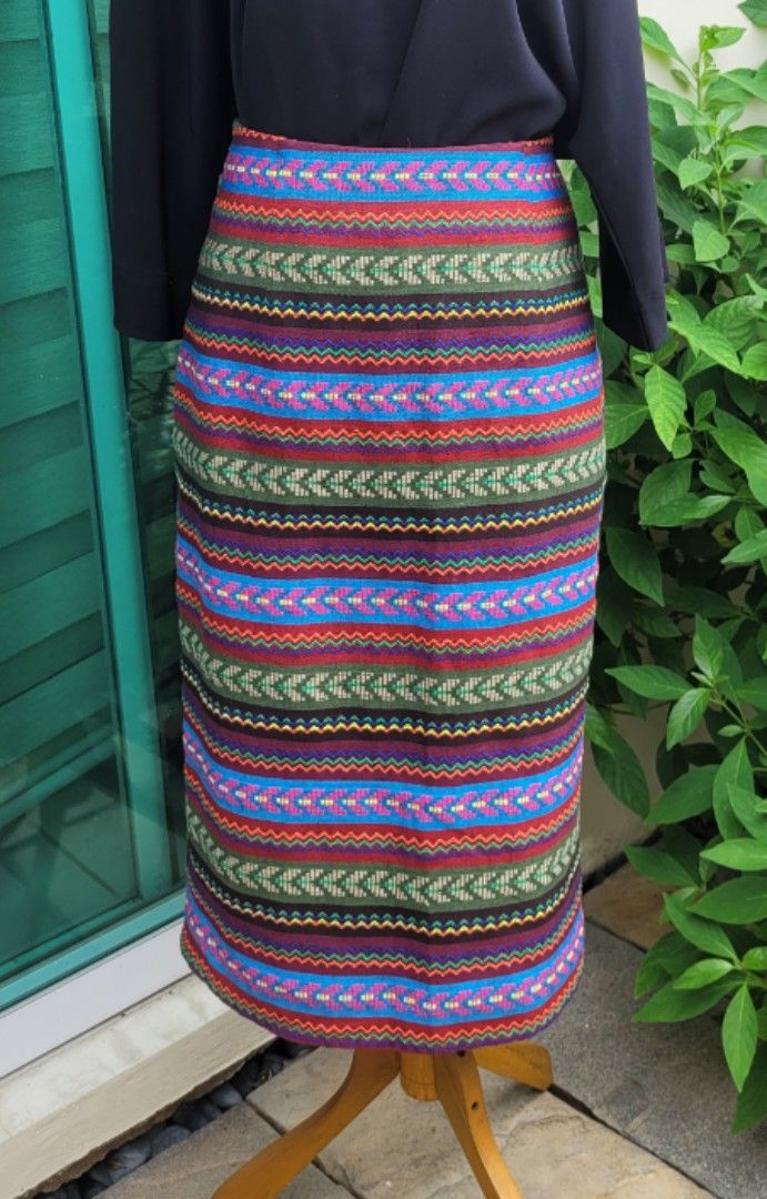 Raffaella Patterned Skirt Size XL (Category: Skirts) located in Muntinlupa City. Submitted by havilahph (Listing ID 1462310443, Image 1). Description: Midi skirt with a vibrant patterned print. Features a mix of red, blue, green, and black geometric patterns. Size XL, fits L-XL. The fabric has a nice texture. Great for a statement piece. Top not included..