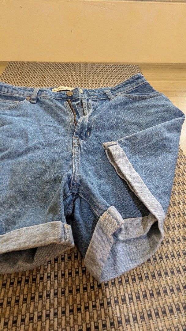 Raleigh Denim Shorts Size 32 (Category: Shorts) located in Paranaque City. Submitted by lai_francisco (Listing ID 1462328654, Image 2). Description: - Brand: Raleigh - Color: Classic Blue Denim - Size: 32 - Closure: Zip fly with button - Hem: Cuffed for a relaxed look - Pockets: Two front, two back - Style: Casual wear.