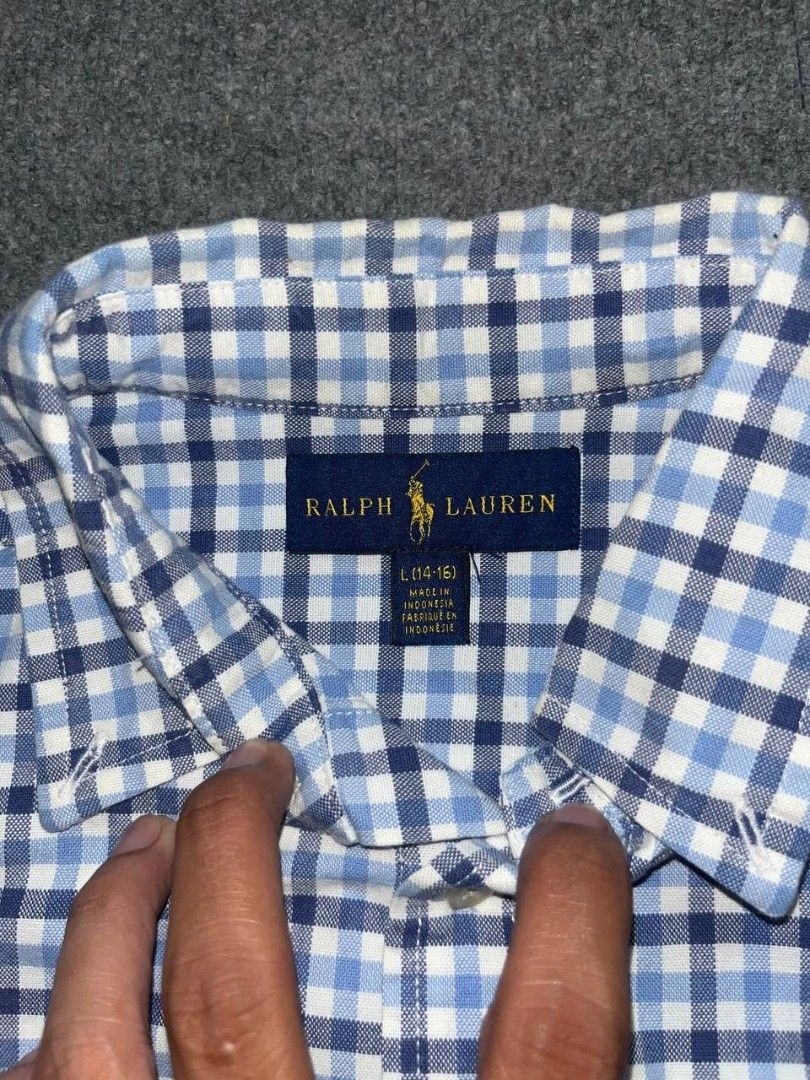 Ralph Lauren (Category: Formal Shirts) located in Getafe. Submitted by charlon_thrift (Listing ID 1462434640, Image 3). Description: RALPH LAUREN EXCELLENT CONDITION DIMES: W19 / L25 9.8/10 COLOR RATE ISSUE: PINHOLES 350💸.