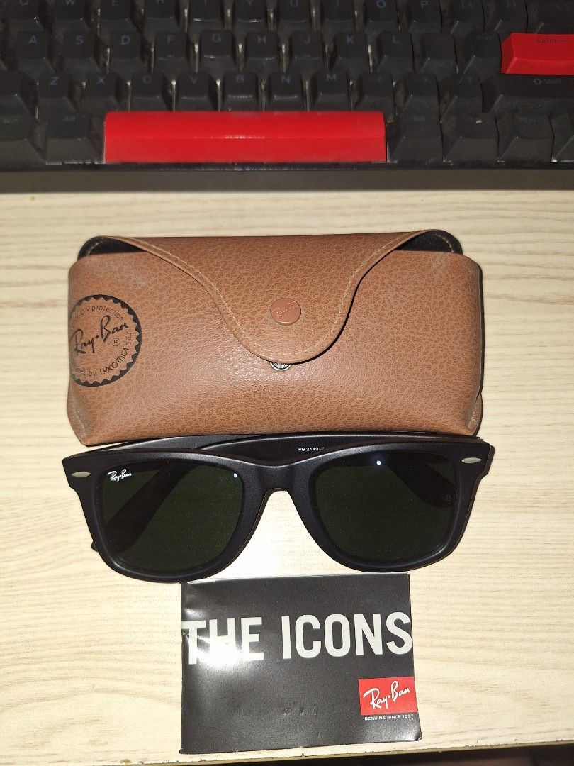 RayBan Original Wayfarers (Category: Sunglasses & Eyewear) located in Manila. Submitted by screscent1601 (Listing ID 1462429525, Image 1). Description: Ray-Ban Original Wayfarer Frame: Black Size: 52-22 Condition: remains unused, bought it but it doesn't fit my face shape Case: Ray-ban leather case.