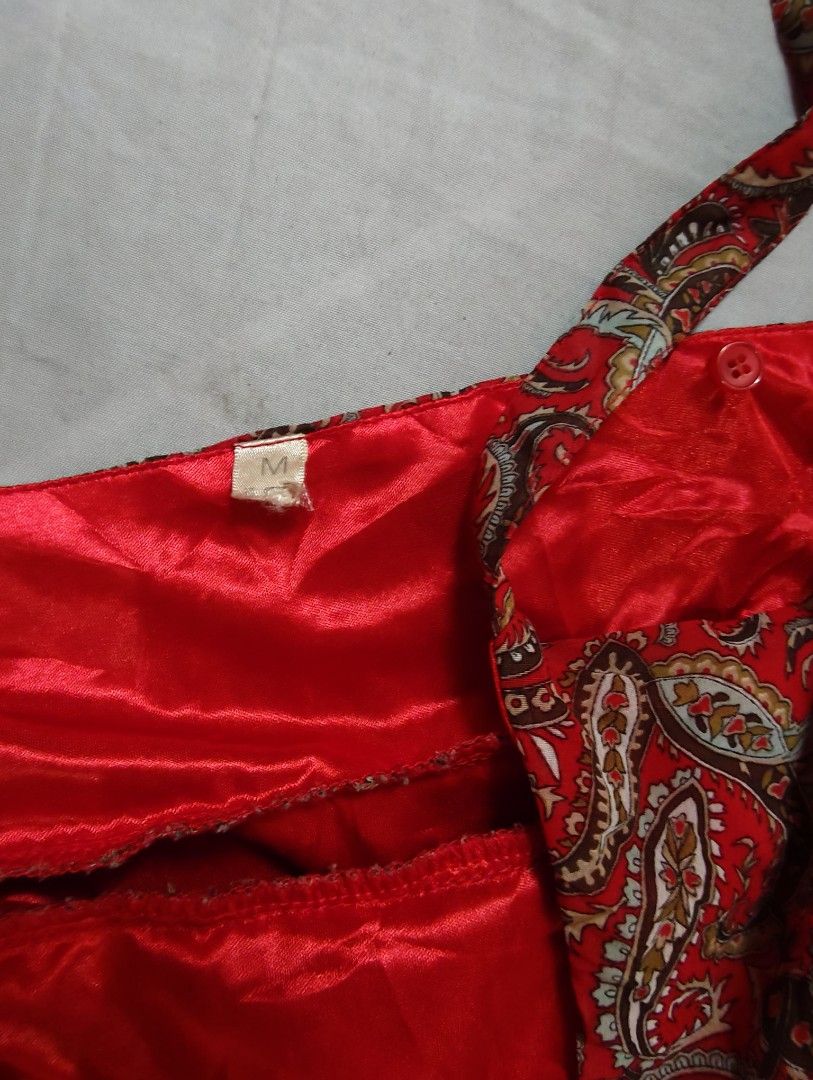 Red Paisley sleeveless top (Category: Blouses) located in Alburquerque. Submitted by dzm.ancn0 (Listing ID 1462355705, Image 3). Description: size s-m may zipper sa gilid can be worn as halter top.