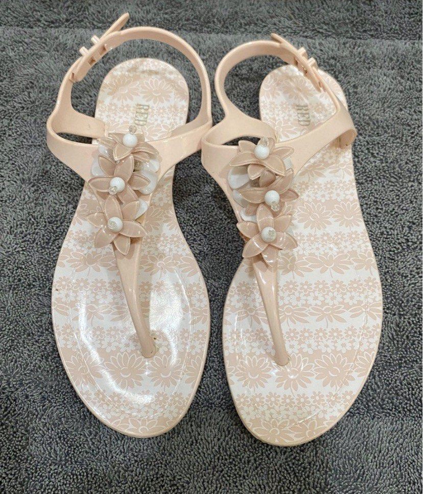 RED V Jelly Flower Sandals (Category: Flats & Sandals) located in Muntinlupa City. Submitted by hollieberrygirl (Listing ID 1462279503, Image 1). Description: Peach Jelly Thong Floral Embellished Sandals Size 37 ₱995 SF c/o buyer .