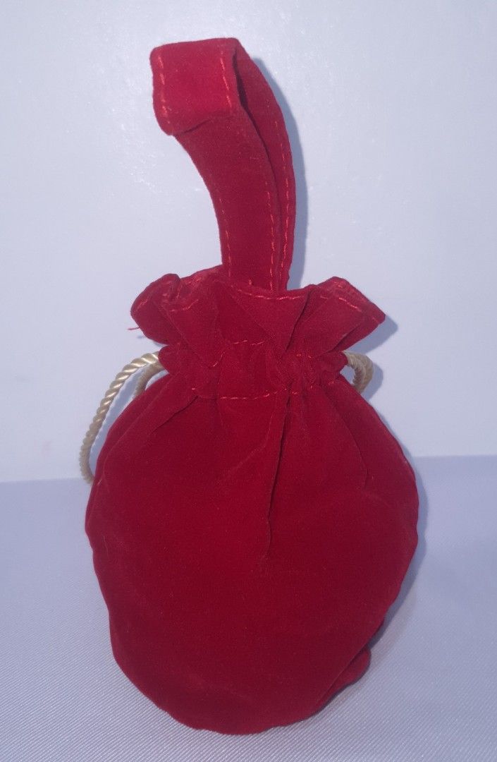 Red Velvet Hello Kitty Drawstring Pouch Bag (Category: Purses & Pouches) located in Baguio. Submitted by missyjhen81 (Listing ID 1462350588, Image 3). Description: 📝📷Products and Photos and Information • Onhand • Actual photos • Clean items • Accurate sizes • Fast replies • Careful packing • Honest descriptions *Product color image may slightly differ due to lighting. 💳Payment Methods • GCASH • Maya • BPI Bank Transfer NOTE: • Make an offer on