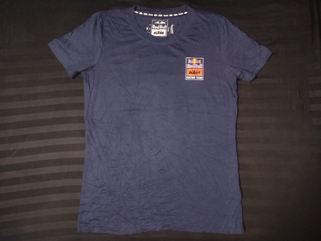 Redbull Shirt (Category: Tshirts & Polo Shirts ) located in San Juan City. Submitted by reddvelasquez4298 (Listing ID 1462264908, Image 1). Description: Redbull Shirt Size Small 18.5 Width 26.5 Length No issues 550 pesos PM.