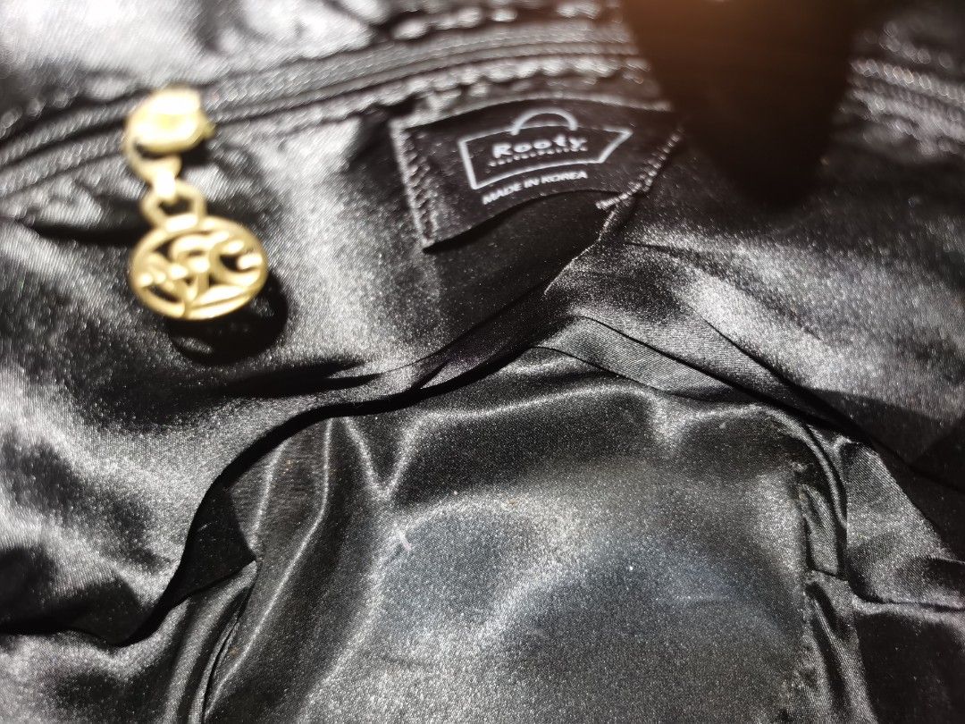 ROOTY (Category: Shoulder Bags) located in Bacolod City. Submitted by mzb06 (Listing ID 1462414247, Image 3). Description: 2 WAY GENUINE STRUCTURED LEATHER, BUCKET STYLE, MEDIUM SIZE, SPACIOUS INSIDE. EXCELLENT CONDITION. DETAILED PICTURES POSTED FOR REFERENCE..