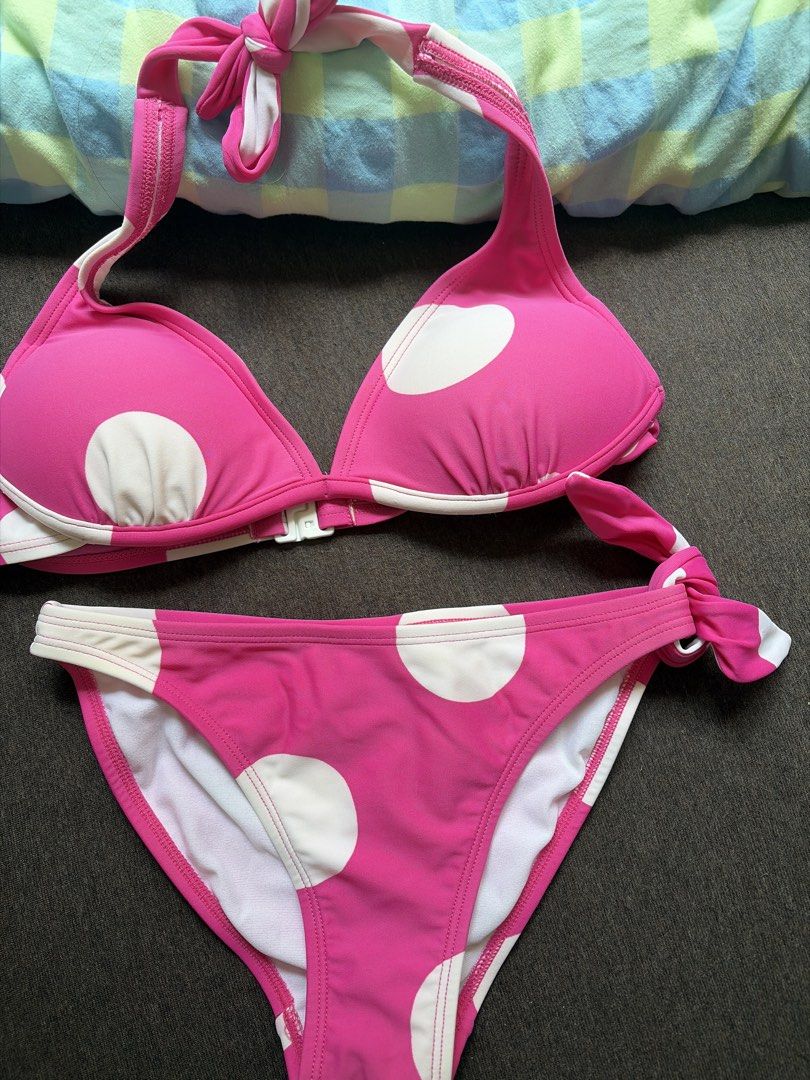 Roxy 兩套比堅尼泳衣 （分類：泳衣）位於 Hong Kong。 由 cherrymomo32372 提交（商品編號 1462284064，圖片 3）。簡介： Roxy 兩套靚泳衣，一套白色有字，一套粉紅色波點。兩套都係 bikini 款式，好適合去沙灘或者游水。著上身好顯身材，夏天必備！。