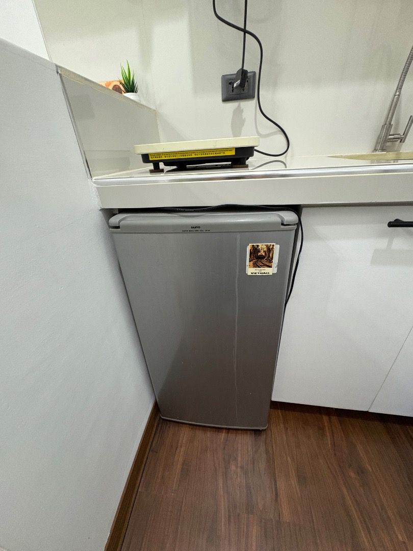 Rush For Sale Personal Refrigerator (Category: Refrigerators and Freezers) located in Pasig City. Submitted by lbckdavid (Listing ID 1462270177, Image 1). Description: Sanyo Personal refrigerator for small space H- 32 inches W & L- 16.5 inches Well used More than 10 yrs of use pero walang history ng pagkasira Ideal if need lang naman to store water and mga left over food. Hindi na po sya malakas mag yelo pero gumagana po ang freezer. Used applian