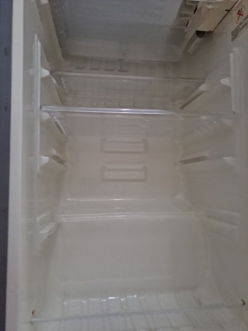 Rush For Sale Personal Refrigerator (Category: Refrigerators and Freezers) located in Pasig City. Submitted by lbckdavid (Listing ID 1462270177, Image 3). Description: Sanyo Personal refrigerator for small space H- 32 inches W & L- 16.5 inches Well used More than 10 yrs of use pero walang history ng pagkasira Ideal if need lang naman to store water and mga left over food. Hindi na po sya malakas mag yelo pero gumagana po ang freezer. Used applian