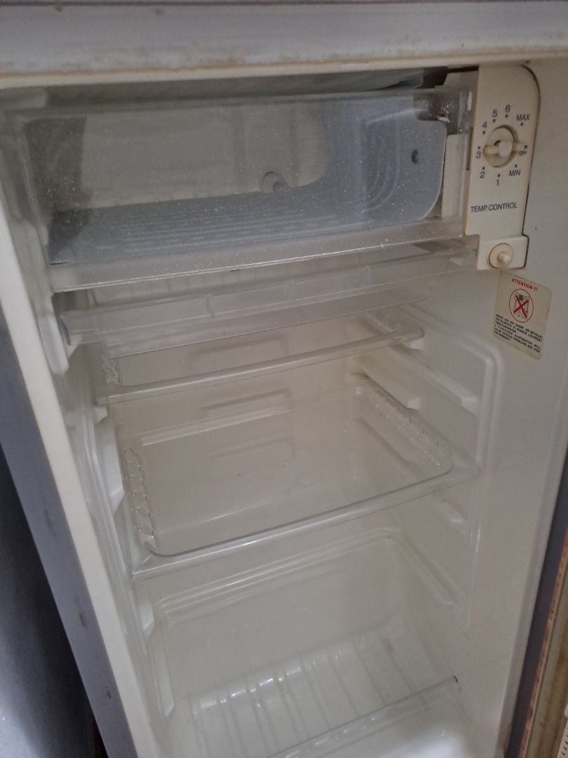 Rush For Sale Personal Refrigerator (Category: Refrigerators and Freezers) located in Pasig City. Submitted by lbckdavid (Listing ID 1462270177, Image 2). Description: Sanyo Personal refrigerator for small space H- 32 inches W & L- 16.5 inches Well used More than 10 yrs of use pero walang history ng pagkasira Ideal if need lang naman to store water and mga left over food. Hindi na po sya malakas mag yelo pero gumagana po ang freezer. Used applian