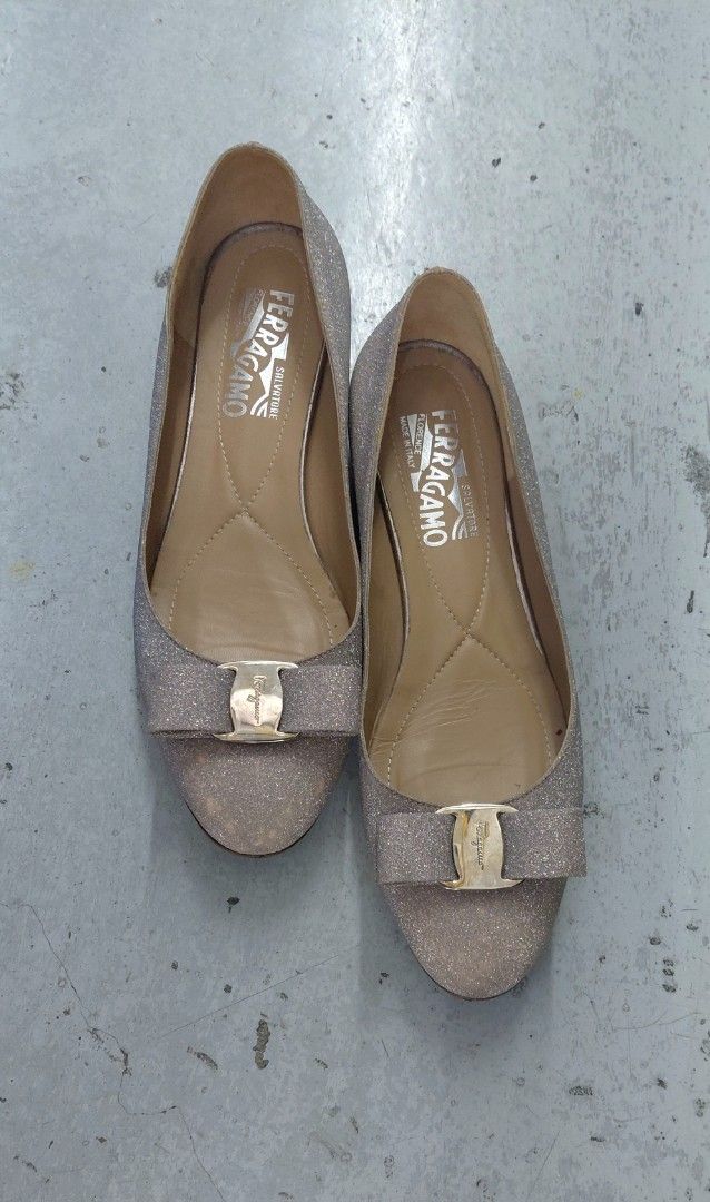 💯Salvatore Ferragamo Glitter Bow Ballet Flats (Category: Flats & Sandals) located in Mandaluyong City. Submitted by arlene2560 (Listing ID 1462300638, Image 2). Description: 💯 Salvatore Ferragamo gold sparkly glitter Varina bow flats. Size 37.5 C. Decluttering P2400. Mandaluyong Salvatore Ferragamo ballet flats - All-over glittery materia - Iconic Vara bow detail - Comfortable slip-on style - Versatile for dressing up or down - Comes with origi