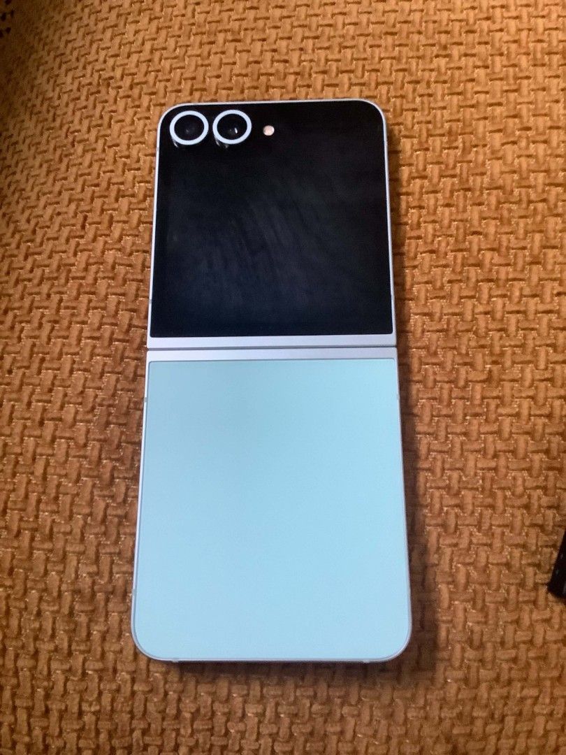 Samsung Flip 6 (Category: Samsung) located in Las Pinas. Submitted by dordzc23 (Listing ID 1462318196, Image 3). Description: unit only with charging cable.
