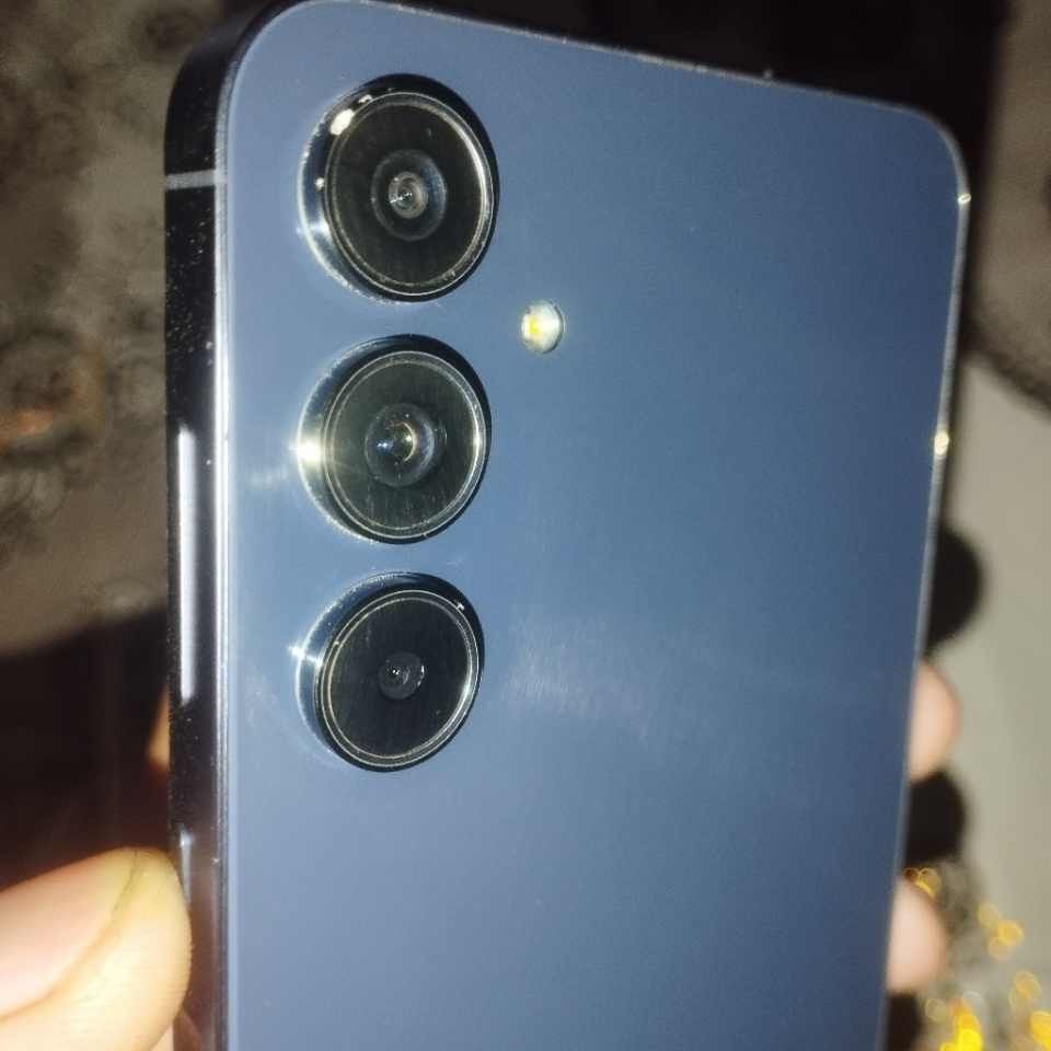 SAMSUNG GALAXY A55 5G (Category: Samsung) located in Manila. Submitted by chrispykremy (Listing ID 1462289728, Image 3). Description: SAMSUNG GALAXY A55 5G (8/256GB) 📱 💰 ₱4,000 ✅ Fully functional — calls, data, camera, fingerprint, charging all OK ✅ 8GB RAM + 256GB storage ✅ 50MP triple camera, Super AMOLED, 120Hz ⚠️ Cracked back glass (cosmetic lang) ⚠️ Screen replaced — may faint whitish lines/banding visible sa gray screens at low brightness