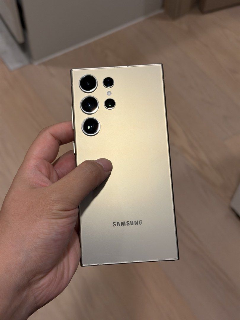 Samsung Galaxy S24 Ultra （分類：Samsung 三星）位於 Hong Kong。 由 johnnyboy96 提交（商品編號 1462383034，圖片 3）。簡介： Samsung S24 Ultra. Bought brand new from CMHK early this year out of curiosity as I had never used Android before. Barely used over the past few months and indoor use only. Selling now simply because I rarely use it. Great battery life, and body is completely scratch-free, and the screen is in pristine condition. Multi-lens camera system that takes to