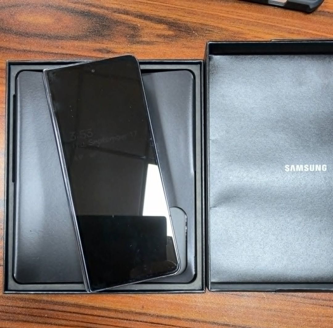 Samsung Galaxy Z Fold 5 (Category: Samsung) located in Quezon City. Submitted by blackbelt1554 (Listing ID 1462334549, Image 3). Description: - Samsung Galaxy Fold 5 - Color: Black - Premium foldable design - Sleek and modern aesthetic.