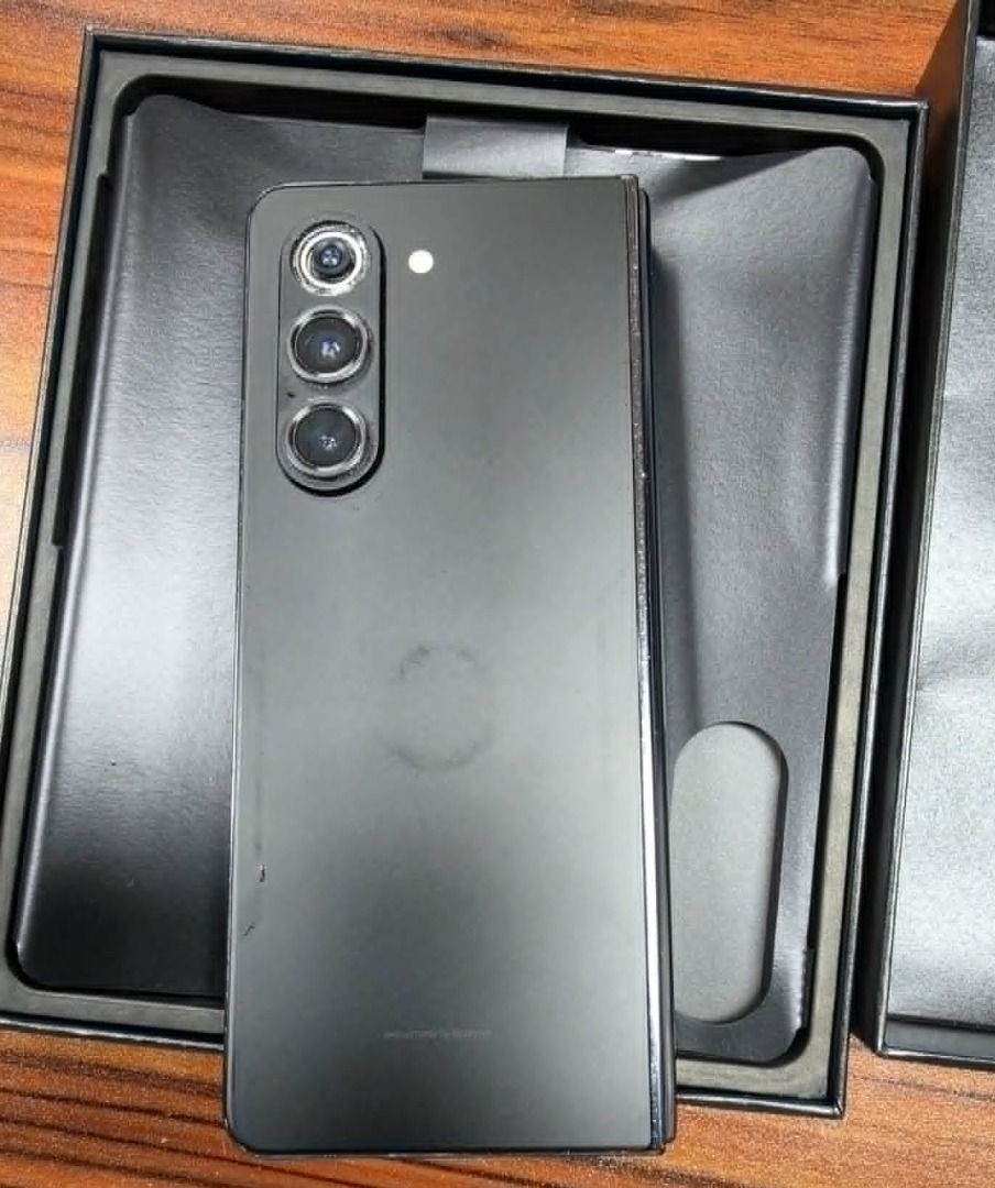 Samsung Galaxy Z Fold 5 (Category: Samsung) located in Quezon City. Submitted by blackbelt1554 (Listing ID 1462334549, Image 2). Description: - Samsung Galaxy Fold 5 - Color: Black - Premium foldable design - Sleek and modern aesthetic.
