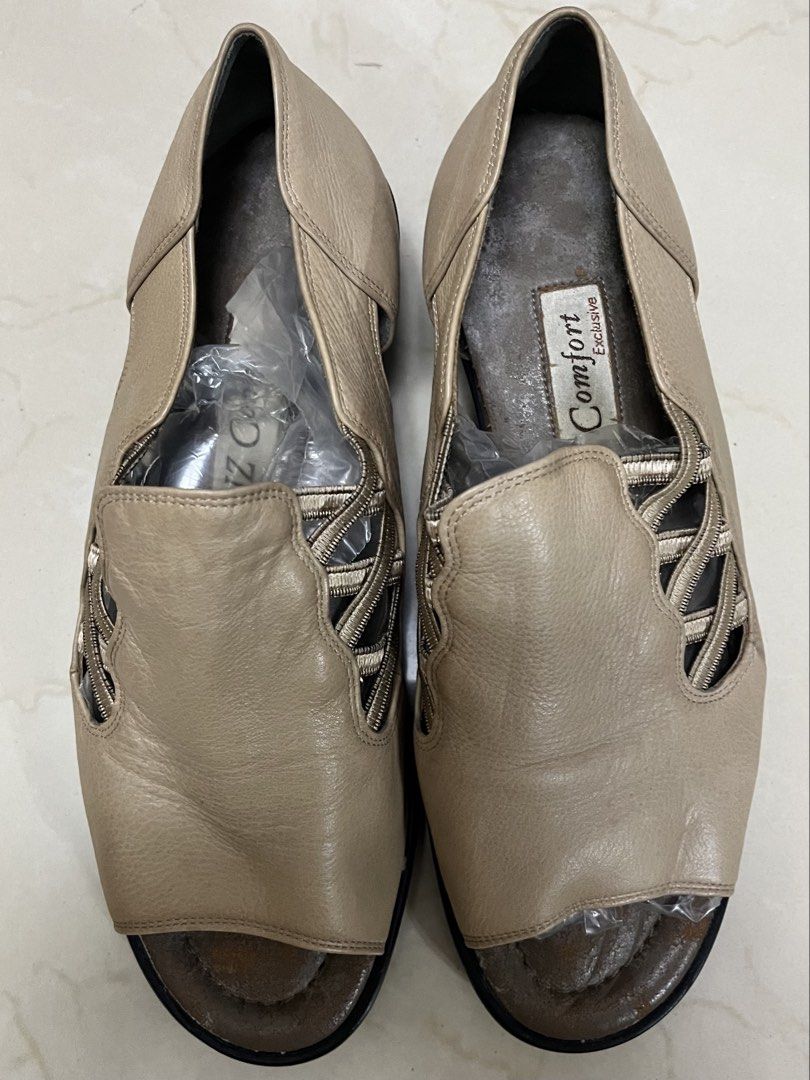 Sandals flat (Category: Flats & Sandals) located in Bacoor. Submitted by ayit. (Listing ID 1462383101, Image 1). Description: - Style: Flat Sandals - Color: Beige - Size: EU 36 (UK 3 / US 5) - Design: Open-toe with intricate woven side cutouts - Sole: Flat, comfortable for walking - Condition: Gently used (4/5) - Brand: Comfort Exclusive (label visible) - Ideal for: Everyday wear, casual outings -japan gling size 6 23 on tag Sf Inc .