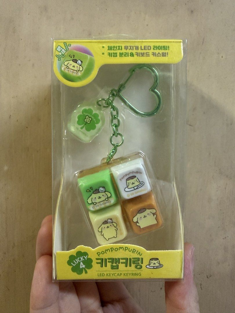 Sanrio 布甸狗 LUCKY 4 LED發光四格鍵帽按壓鑰匙圈 （分類：日系周邊）位於 Hong Kong。 由 golden_tomato_sauce 提交（商品編號 1462393837，圖片 1）。簡介： 布甸狗 LED 鍵帽鎖匙扣，結合機械鍵盤軸體與角色的日常紓壓神器，非常適合掛在包包或當作辦公桌、書桌上的療癒小物，有埋四粒可愛嘅鍵帽，皆可拆卸，你可以把它們拆下來，裝到自己的十字軸機械鍵盤上。仲有埋個幸運草吊飾，好得意㗎。個盒上面寫住有彩虹色 LED 燈，有興趣就搵我啦！ 全新，未開過，未用過 $68@1 可面交可順豐到付。