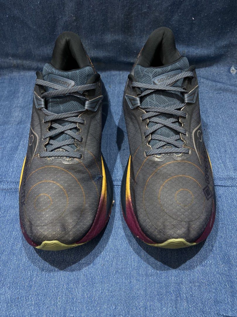 Saucony Triumph 22 Gore-Tex (Category: Sneakers) located in Cebu City. Submitted by jvlz97 (Listing ID 1462268920, Image 3). Description: Excellent Condition No Box Sign of usage(Scatch that can be seen on the last photo).