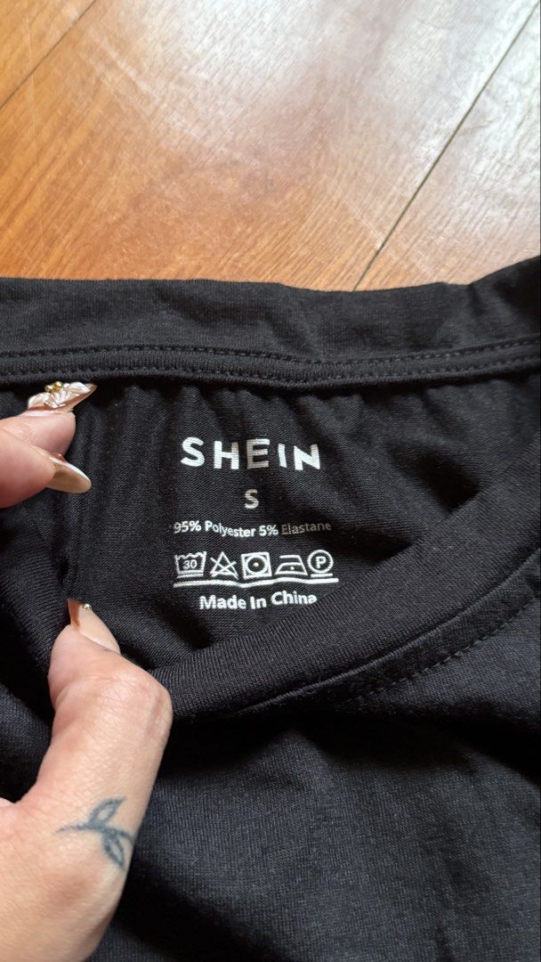 SHEIN Black Long Sleeve Cropped Top Size S (Category: Longsleeves) located in Antipolo. Submitted by japanese.siomai (Listing ID 1462363696, Image 2). Description: - Brand: SHEIN - Style: Long sleeve crop top - Color: Black - Material: 95% Polyester, 5% Elastane - Features: Comfortable, stretchy - Occasion: Casual wear, layering - Styling: Pairs well with jeans or shorts.