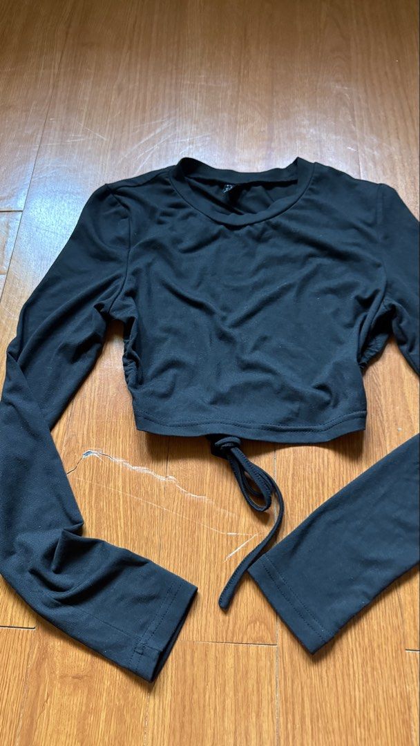 SHEIN Blackless Long Sleeve Crop Top (Category: Longsleeves) located in Antipolo. Submitted by japanese.siomai (Listing ID 1462363911, Image 1). Description: - SHEIN black long sleeve crop top - Size S - Adjustable drawstring hem - Open back design - Versatile for casual or dressed-up outfits.