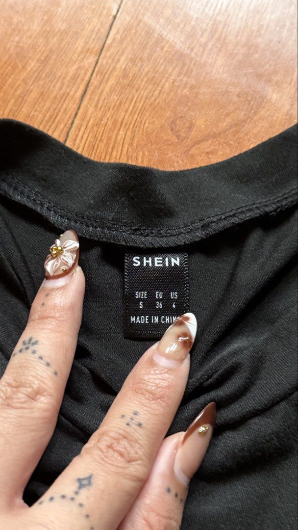 SHEIN Blackless Long Sleeve Crop Top (Category: Longsleeves) located in Antipolo. Submitted by japanese.siomai (Listing ID 1462363911, Image 2). Description: - SHEIN black long sleeve crop top - Size S - Adjustable drawstring hem - Open back design - Versatile for casual or dressed-up outfits.