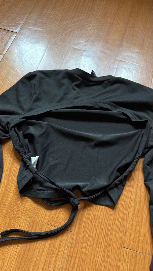 SHEIN Blackless Long Sleeve Crop Top (Category: Longsleeves) located in Antipolo. Submitted by japanese.siomai (Listing ID 1462363911, Image 3). Description: - SHEIN black long sleeve crop top - Size S - Adjustable drawstring hem - Open back design - Versatile for casual or dressed-up outfits.
