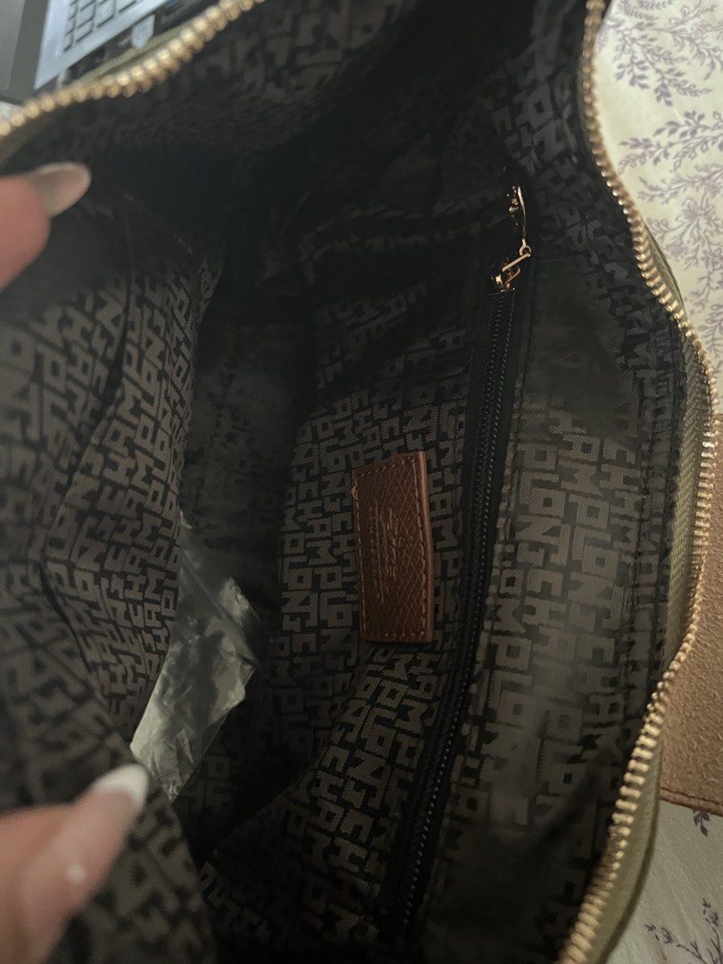 Shoulder Bag in Green (Category: Shoulder Bags) located in Quezon City. Submitted by luckyg4l (Listing ID 1462324804, Image 3). Description: negotiable LC.