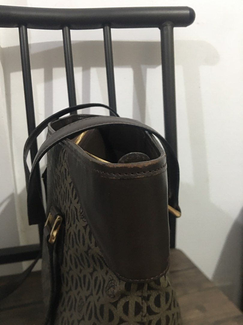 Shoulder bag/Louis Quatorze/ToteBag (Category: Shoulder Bags) located in Morong. Submitted by vastcat.b247ee680 (Listing ID 1462311667, Image 3). Description: Item is preloved No major issues Normal sign of usage No bakbak No sira Napakatibay .