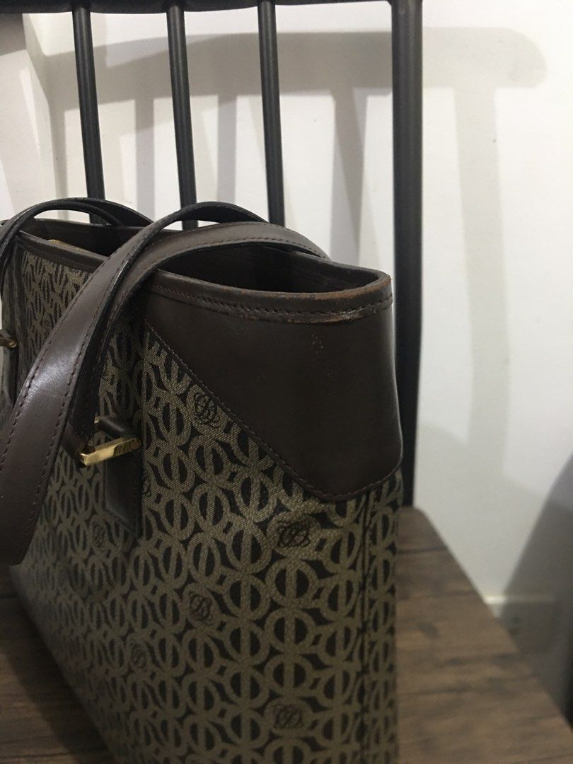 Shoulder bag/Louis Quatorze/ToteBag (Category: Shoulder Bags) located in Morong. Submitted by vastcat.b247ee680 (Listing ID 1462311667, Image 2). Description: Item is preloved No major issues Normal sign of usage No bakbak No sira Napakatibay .