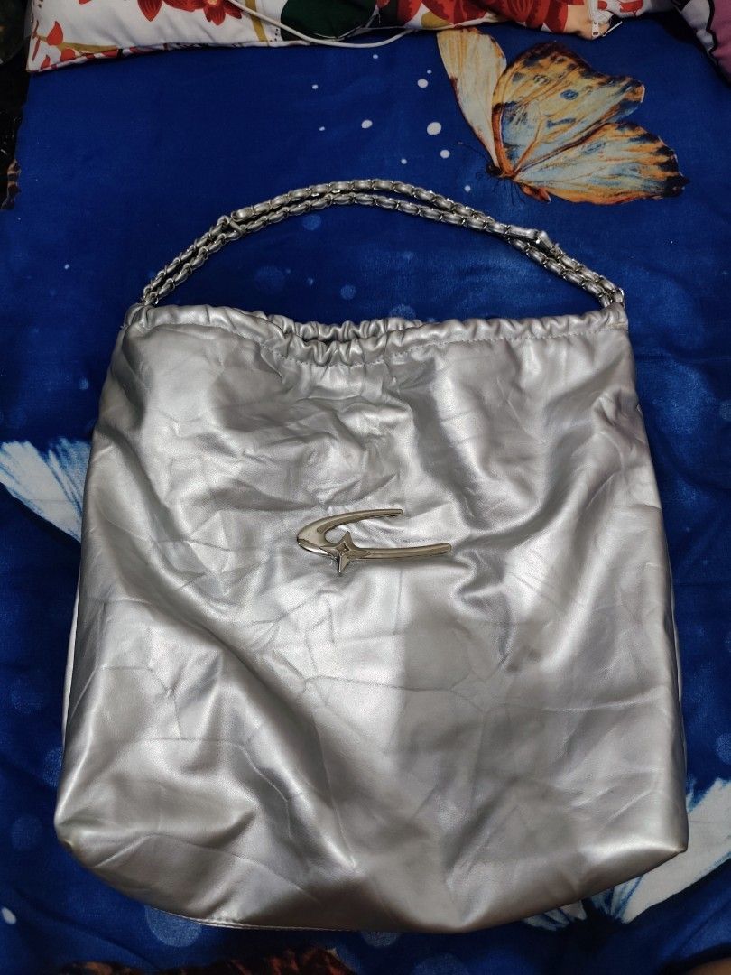 Silver Drawstring Shoulder Bag with Chain Strap (Category: Shoulder Bags) located in Manila. Submitted by gelvy1316 (Listing ID 1462303451, Image 1). Description: - Stylish silver shoulder bag - Secure drawstring closure - Elegant chain strap - Interior pockets for organization - Comes with a small matching pouch - Versatile for everyday or evening wear.