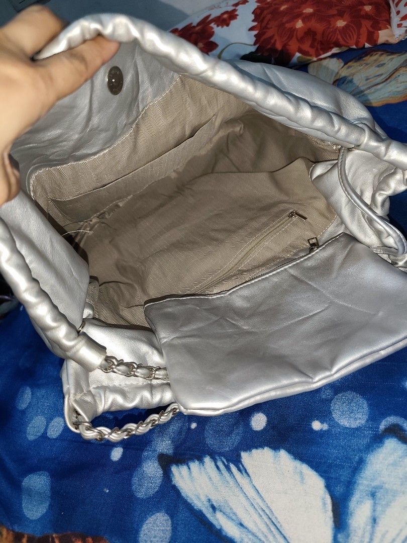 Silver Drawstring Shoulder Bag with Chain Strap (Category: Shoulder Bags) located in Manila. Submitted by gelvy1316 (Listing ID 1462303451, Image 2). Description: - Stylish silver shoulder bag - Secure drawstring closure - Elegant chain strap - Interior pockets for organization - Comes with a small matching pouch - Versatile for everyday or evening wear.