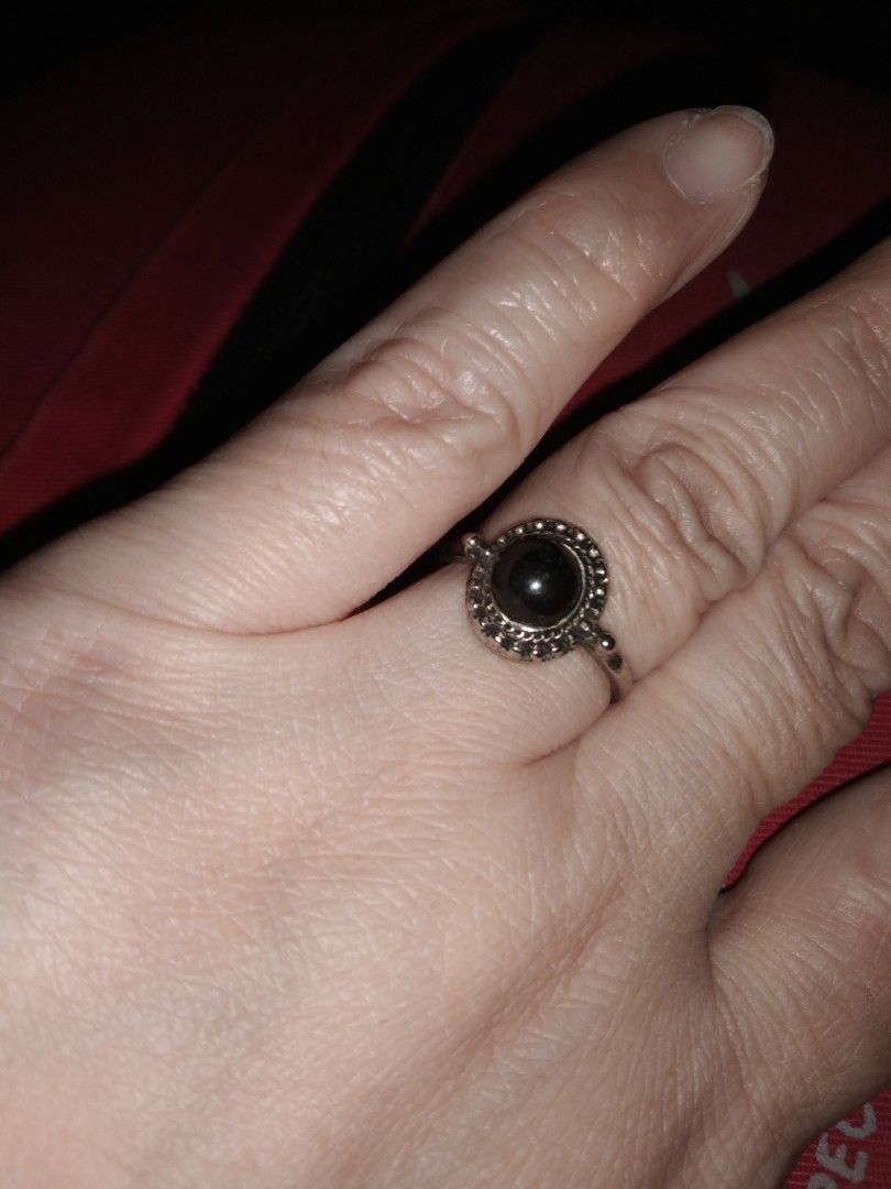 Size 8 onyx ring (Category: Rings) located in Quezon City. Submitted by eidorableshop (Listing ID 1462264644, Image 2). Description: .