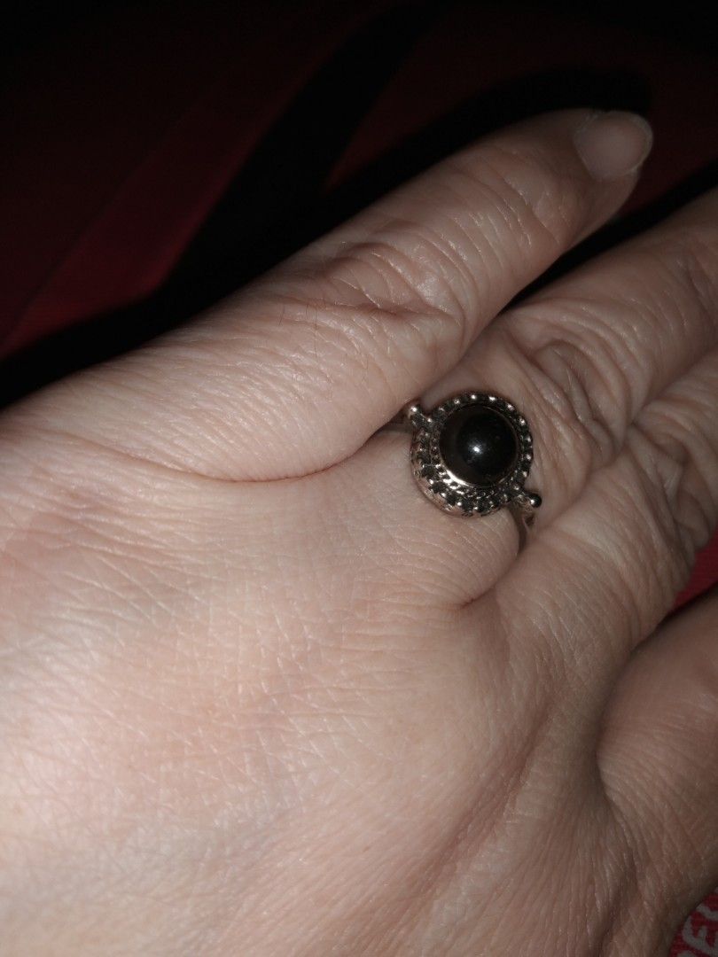 Size 8 onyx ring (Category: Rings) located in Quezon City. Submitted by eidorableshop (Listing ID 1462264644, Image 1). Description: .