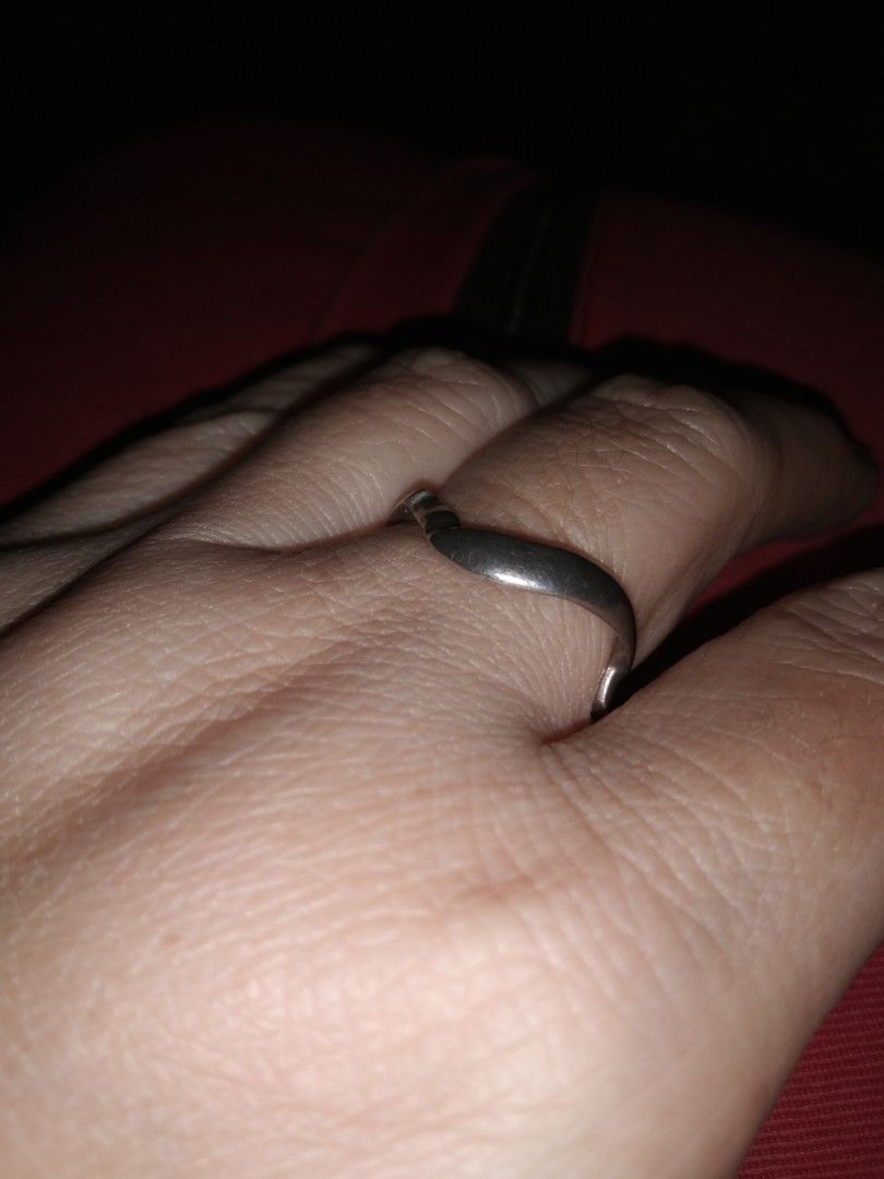 Size 8 silver 925 wave ring (Category: Rings) located in Quezon City. Submitted by eidorableshop (Listing ID 1462271443, Image 1). Description: .