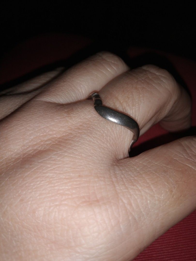 Size 8 silver 925 wave ring (Category: Rings) located in Quezon City. Submitted by eidorableshop (Listing ID 1462271443, Image 2). Description: .
