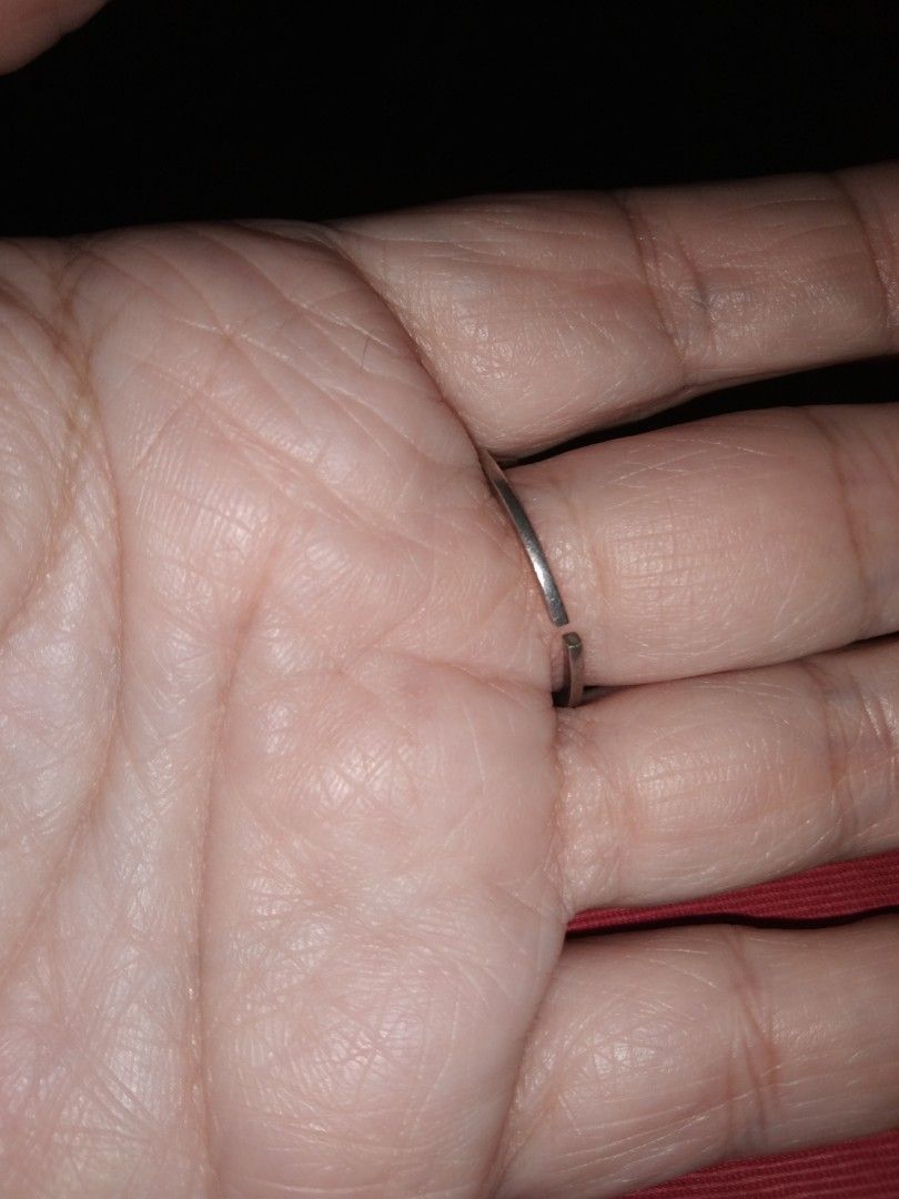 Size 8 silver 925 wave ring (Category: Rings) located in Quezon City. Submitted by eidorableshop (Listing ID 1462271443, Image 3). Description: .