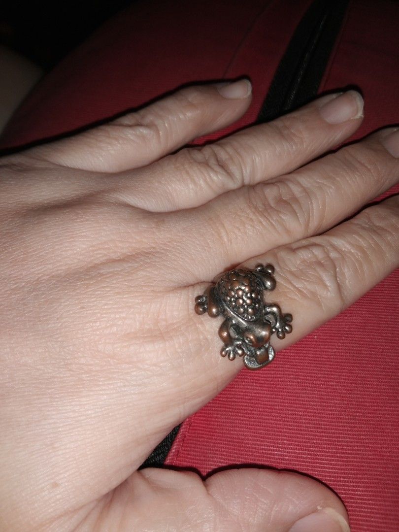 Size 9 frog bronze ring (Category: Rings) located in Quezon City. Submitted by eidorableshop (Listing ID 1462267891, Image 1). Description: .