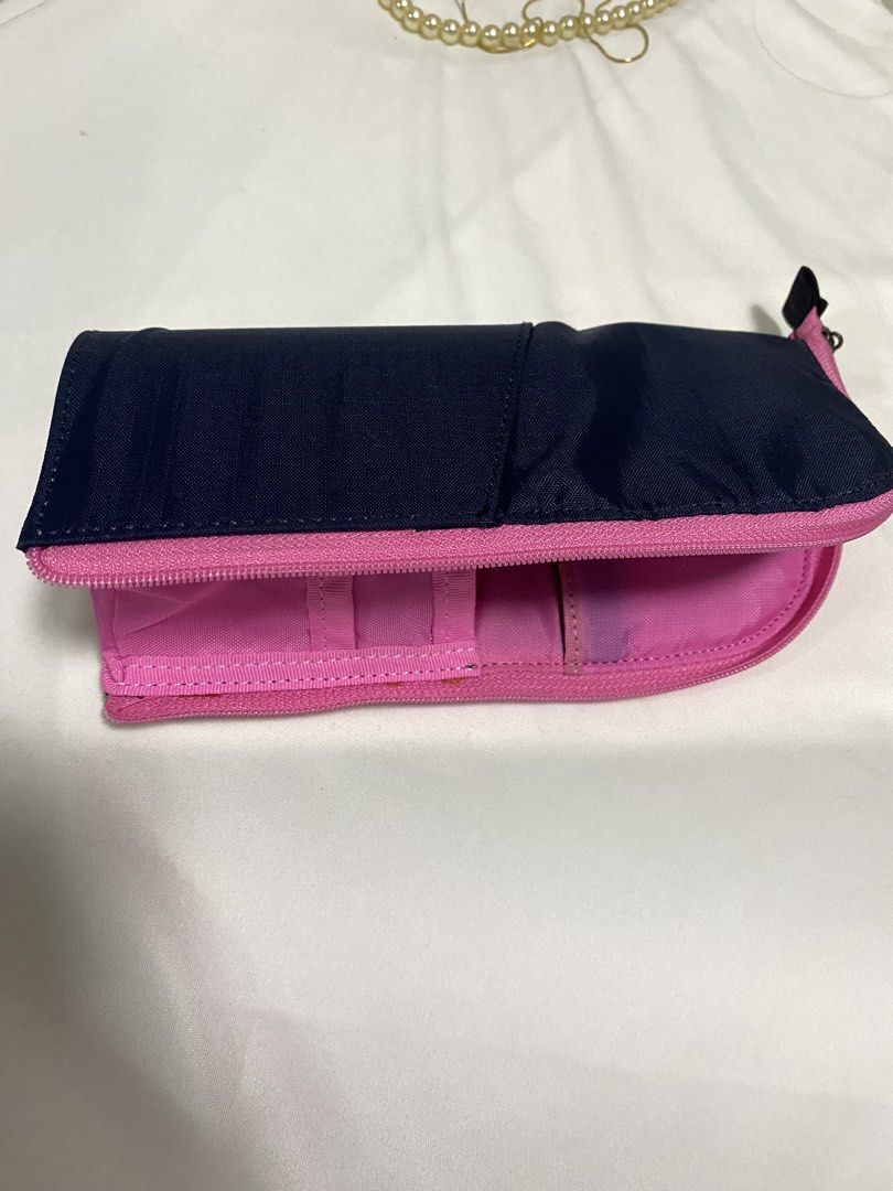 Small pouch toiletries (Category: Purses & Pouches) located in Taytay. Submitted by cami0110 (Listing ID 1462337155, Image 2). Description: .
