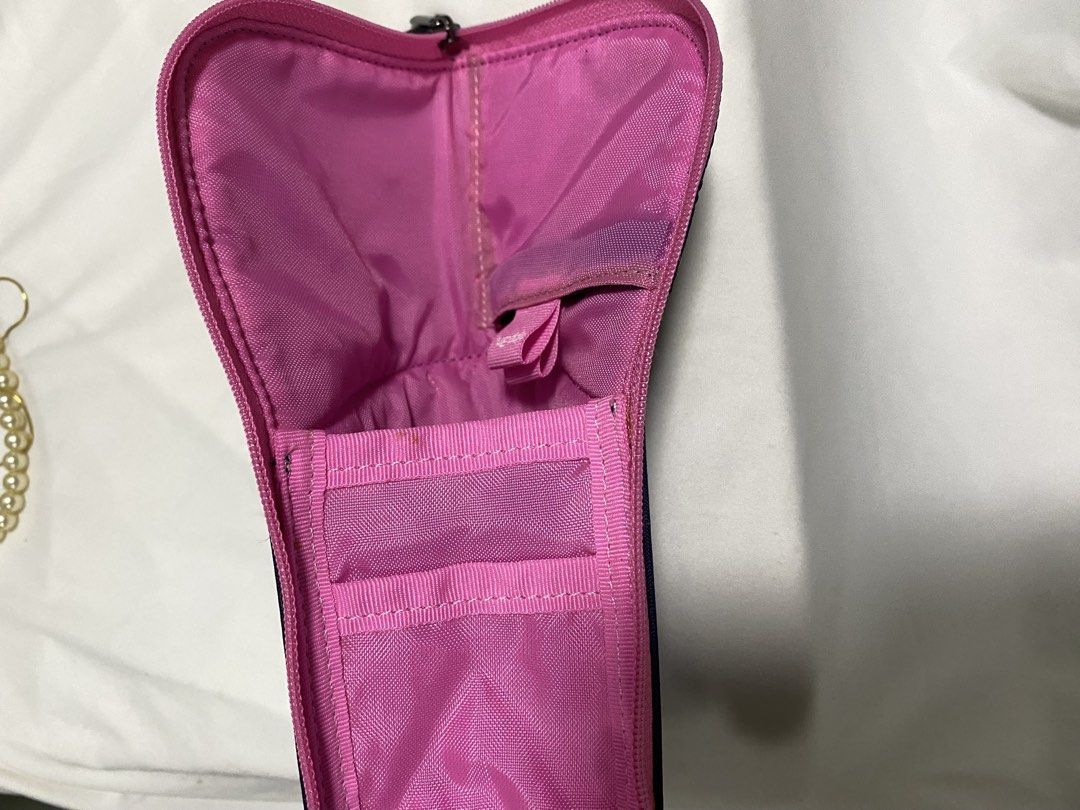 Small pouch toiletries (Category: Purses & Pouches) located in Taytay. Submitted by cami0110 (Listing ID 1462337155, Image 3). Description: .
