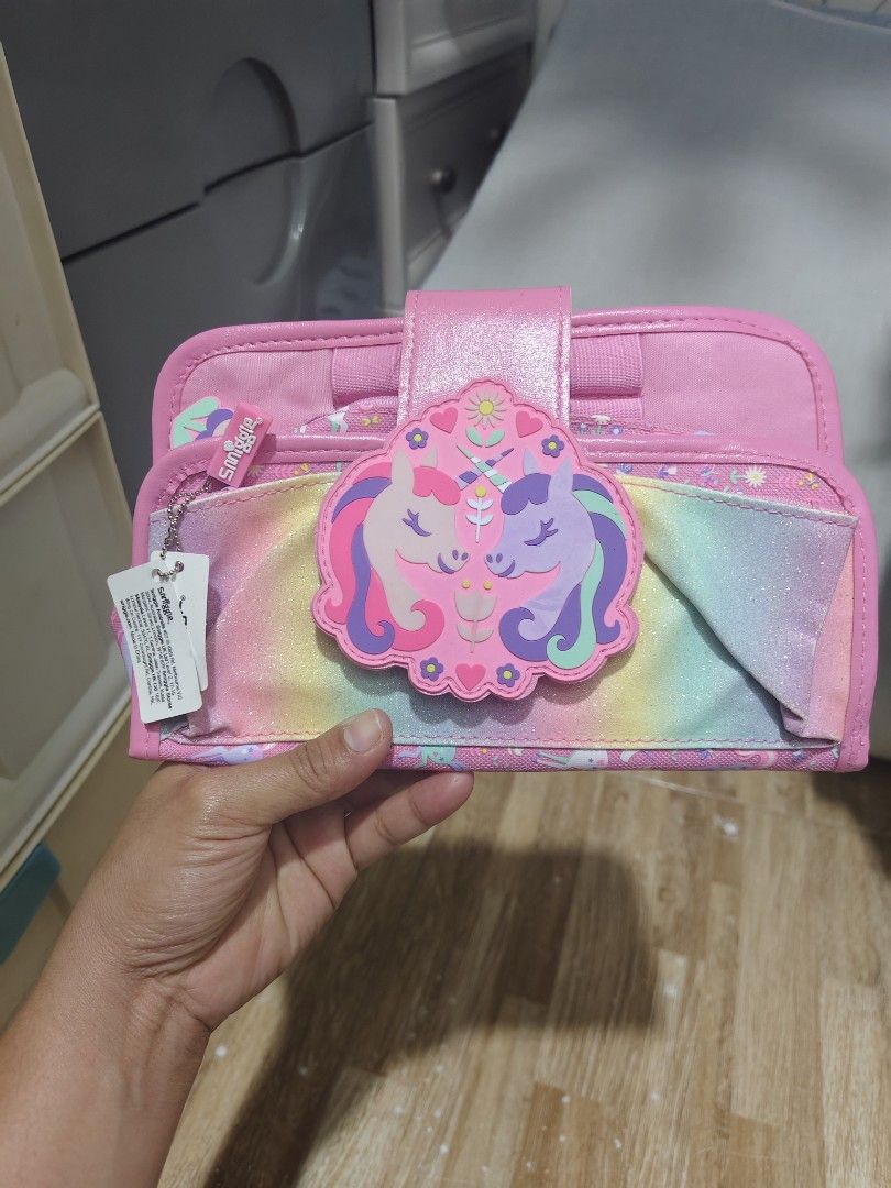 Smiggle Unicorn Rainbow Pencil Case (Category: Babies & Kids Fashion) located in Makati City. Submitted by abegailbrezuela (Listing ID 1462371351, Image 1). Description: - Adorable pink Smiggle pencil case - Features a dazzling rainbow glitter front - Fun and magical unicorn design - Multiple compartments for organized storage - Elastic loops to hold pens and pencils securely - Comes with original tags attached - Perfect for school, art supplies,