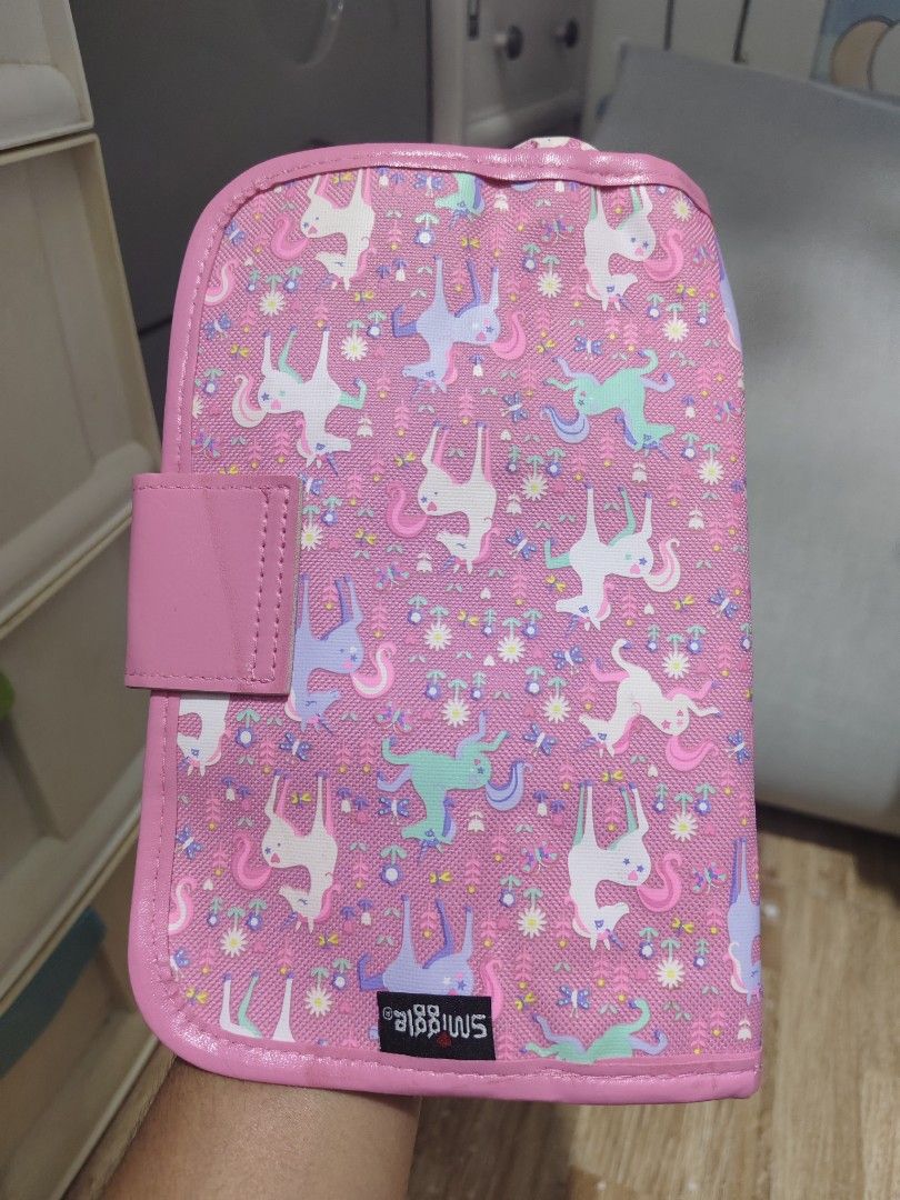 Smiggle Unicorn Rainbow Pencil Case (Category: Babies & Kids Fashion) located in Makati City. Submitted by abegailbrezuela (Listing ID 1462371351, Image 3). Description: - Adorable pink Smiggle pencil case - Features a dazzling rainbow glitter front - Fun and magical unicorn design - Multiple compartments for organized storage - Elastic loops to hold pens and pencils securely - Comes with original tags attached - Perfect for school, art supplies,