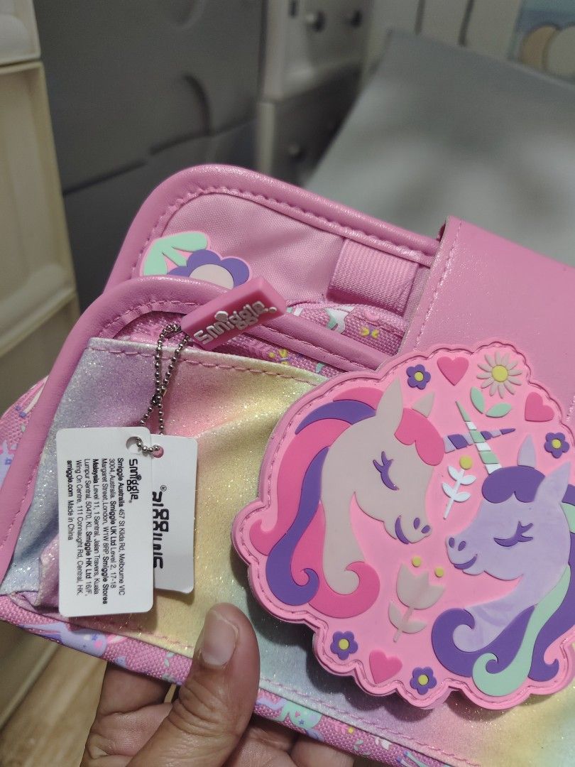 Smiggle Unicorn Rainbow Pencil Case (Category: Babies & Kids Fashion) located in Makati City. Submitted by abegailbrezuela (Listing ID 1462371351, Image 2). Description: - Adorable pink Smiggle pencil case - Features a dazzling rainbow glitter front - Fun and magical unicorn design - Multiple compartments for organized storage - Elastic loops to hold pens and pencils securely - Comes with original tags attached - Perfect for school, art supplies,