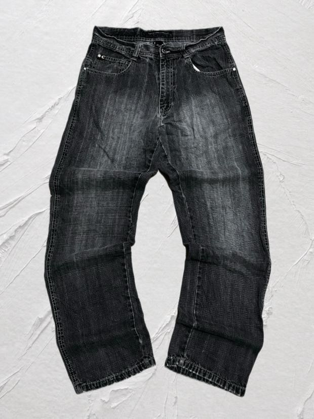 South Pole Y2K Jeans Black Tab (Category: Jeans) located in Mandaue City. Submitted by leroysky_stuffs (Listing ID 1462353039, Image 2). Description: INFORMATIONS/DETAILS 📝 -Size 32 on tag (still fit to 34) 43 length 8.5 hem -Still in good condition 💯 -Flaws/Issues: (sign of usage only) last pics -Negotiable for sure buyer only po ✅ DM ME TO PURCHASE 📩 ▪️ Can do shipment process thru JnT Express, rest assured 💯 percent legit seller ✅ .