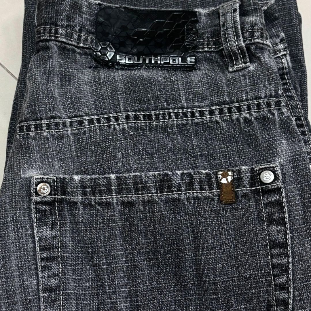 South Pole Y2K Jeans Black Tab (Category: Jeans) located in Mandaue City. Submitted by leroysky_stuffs (Listing ID 1462353039, Image 3). Description: INFORMATIONS/DETAILS 📝 -Size 32 on tag (still fit to 34) 43 length 8.5 hem -Still in good condition 💯 -Flaws/Issues: (sign of usage only) last pics -Negotiable for sure buyer only po ✅ DM ME TO PURCHASE 📩 ▪️ Can do shipment process thru JnT Express, rest assured 💯 percent legit seller ✅ .