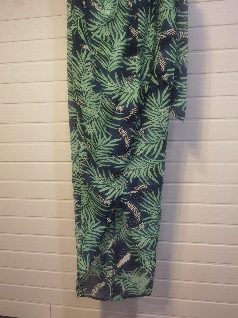 Strapless Tropical Leaf Print Maxi Dress (Category: Dresses) located in Tagaytay City. Submitted by SibsDeclutter4ever (Listing ID 1462415838, Image 2). Description: Used once. Good as new. Small to medium - Strapless maxi dress - Tropical leaf print (navy blue base with green/light green leaves) - Side tie detail - Ideal for beach days and vacations - Lightweight and flowy fabric - Comfortable to wear.