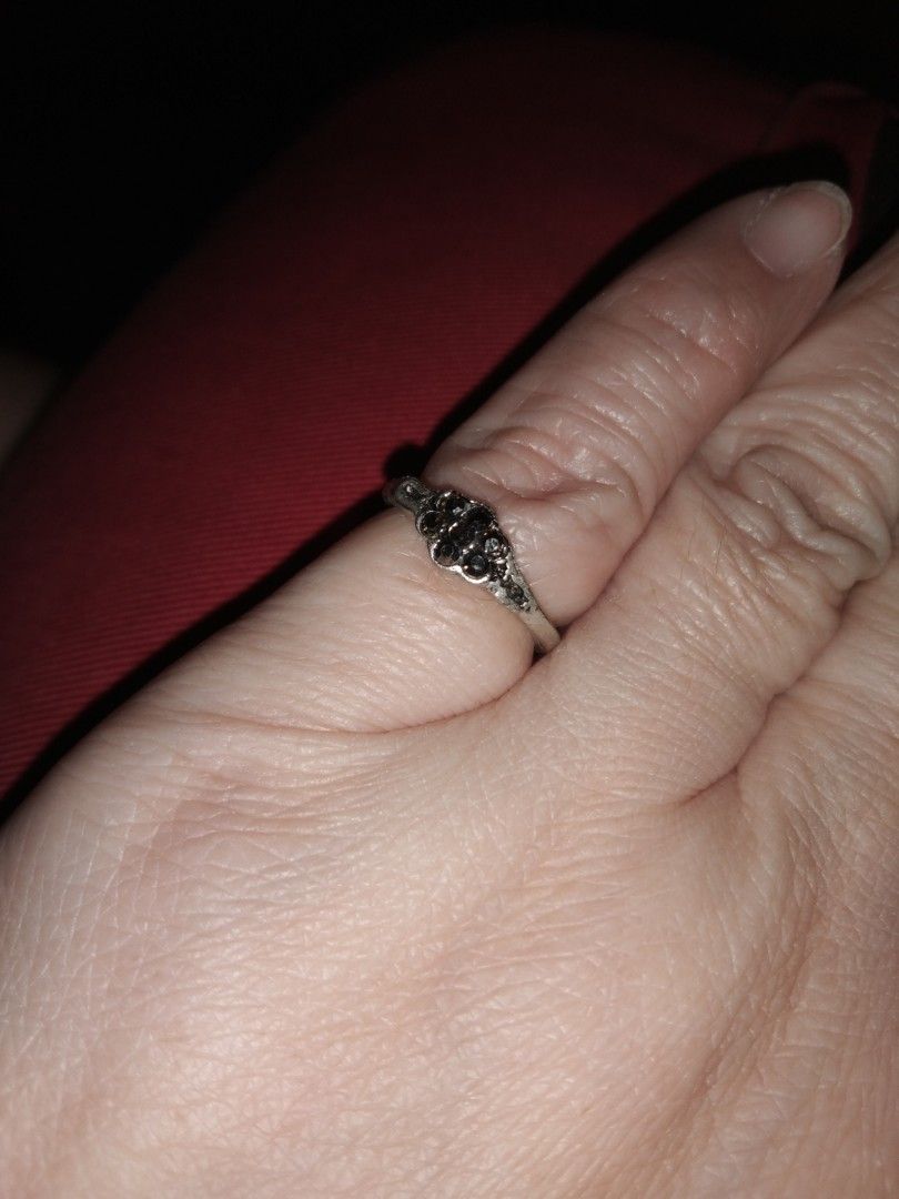 Studded flower ring (Category: Rings) located in Quezon City. Submitted by eidorableshop (Listing ID 1462270033, Image 2). Description: .