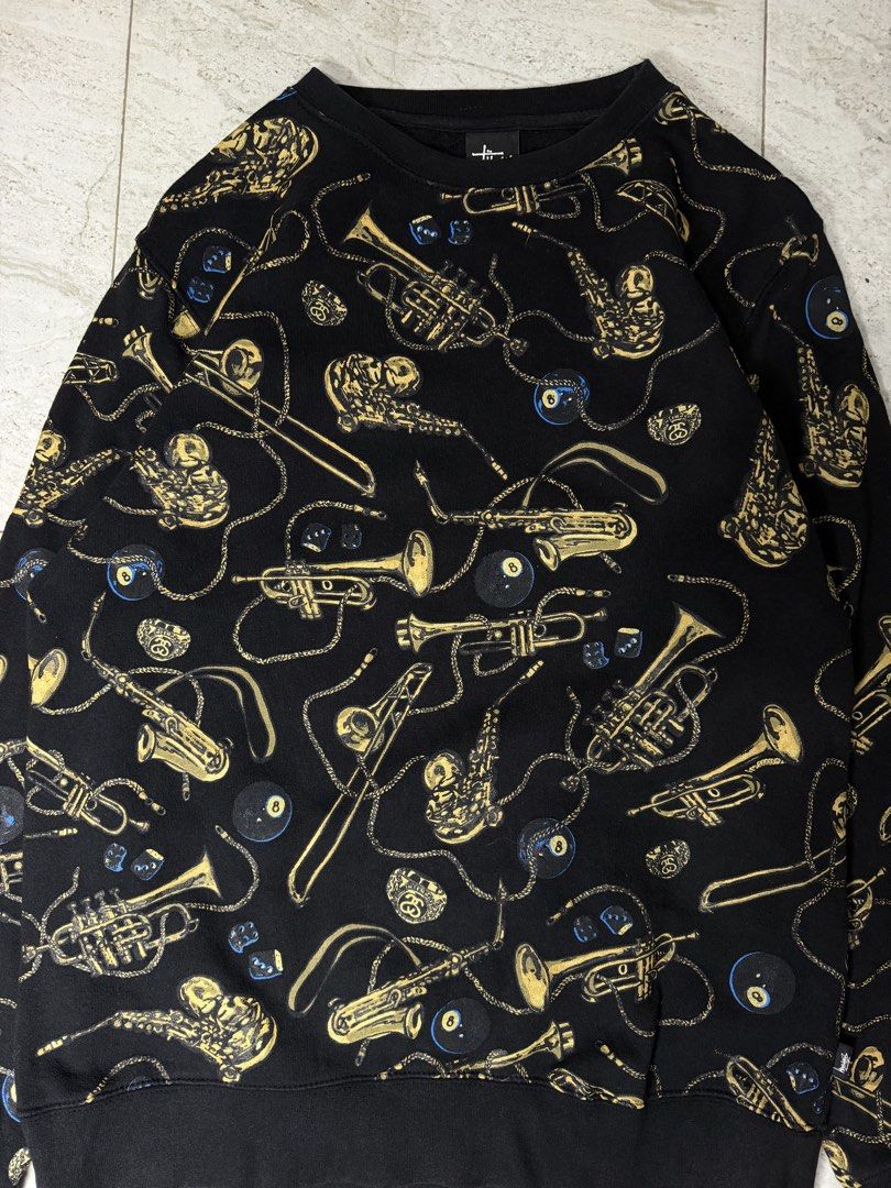 Stussy brass (Category: Hoodies) located in Dagupan City. Submitted by deals_nsteals00 (Listing ID 1462363783, Image 3). Description: Stussy 8ball brass Crewneck Medium L:27 Color rate:9/10 Condition:Excellent Issue:Sign of Usage only ₱2,000 shipped.